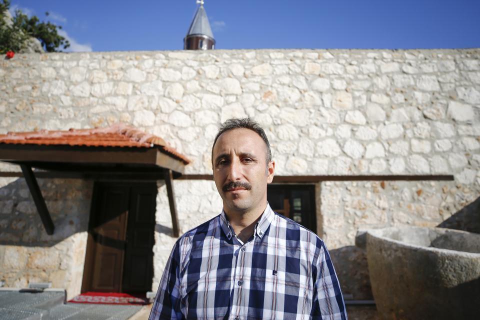 <p>Kaleköylülerin caminin açılması dolayısıyla çok mutlu olduğuna dikkati çeken Karaloğlu, "Yaşlı teyzeler, amcalar gözyaşları ile camiye geldiler. Yaşlı bir amcaya 'Ne oldu da bu cami yıkıldı?' diye sormuştum. Bana cami yıkılırken köylünün nasıl direndiğini anlattı. Gelenler kaymakamın, devletin talimatı lafıyla 1941'de nasıl camiyi yıktıklarını iç çekerek anlattı. Rabb'im bir daha camilerin yıkıldığı bir dönemleri bu ülkeye yaşatmasın." ifadelerini kullandı.</p>
<p> </p>