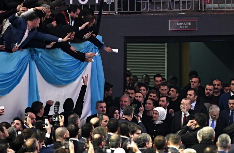 <p>Sinan Erdem Spor Salonu'nu, İstanbul'un dört bir yanından gelen partililer doldurdu. Cep telefonu ışıklarını açan partililer, ellerinde salladıkları Türk bayrakları ile türkü ve marşlara eşlik etti. Partililer zaman zaman salonda çalan oyun havalarına eşlik ettiği görüldü. <br />
</p>