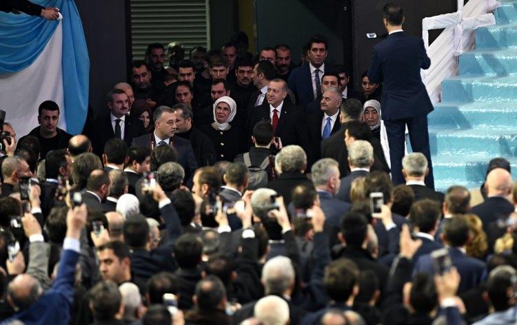 <p>Cumhurbaşkanı Recep Tayyip Erdoğan da saat 15.10'da salona geldi.</p>
