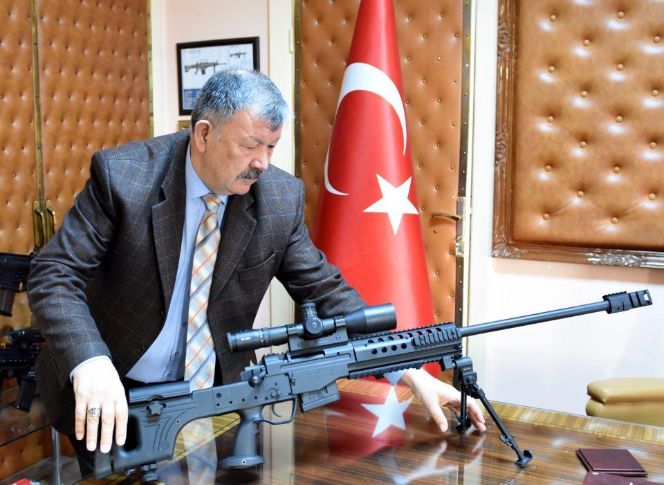 <p>Ar-Ge çalışmalarına 2008 yılında başlanan ve üretiminin tamamlanmasının ardından 2014 yılında Türk Silahlı Kuvvetlerinin (TSK) operasyonel birliklerine dağıtılan milli keskin nişancı tüfeği, ayrıca Pakistan ve Suudi Arabistan'daki atışların ve çevresel testlerin gerçekleştirildiği müsabakalarda kullanıldı, tüm testleri başarıyla tamamlandı. </p>
<p> </p>