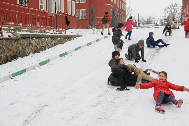 <p>ORDU'DA 14 İLÇE<br />
Ordu'da etkili olan kar yağışı nedeniyle 14 ilçede eğitime bir gün ara verildi.</p>

<p>Valilik'ten yapılan yazılı açıklamada, meteorolojik verilere göre kentte yoğun kar yağışının devam etmesinin beklendiği bildirildi.</p>

<p>Açıklamada, öğrenci ve vatandaşların mağduriyet yaşamaması için Akkuş, Aybastı, Çamaş, Çatalpınar, Çaybaşı, Gölköy, Gürgentepe, İkizce, Kabadüz, Kabataş, Korgan, Kumru, Mesudiye ve Ulubey ilçelerinde, Milli Eğitim Bakanlığına bağlı her türlü eğitim kurumu ile özel eğitim kurumlarında eğitime 26 Aralık Çarşamba günü ara verileceği belirtildi.</p>
