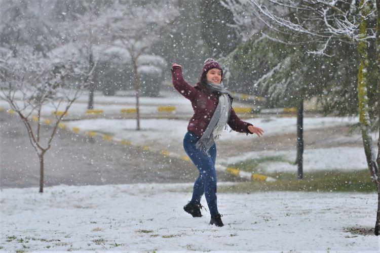 <p>Kar yağışının yurtta etkili olmaya başlaması ile birlikte, tatil haberleri de gelmeye başladı. Kar yağışının etkili olduğu Ankara ve bir çok ilde, eğitime bir gün ara verildi.</p>

<p>İşte okulların tatil edildiği o iller...</p>
