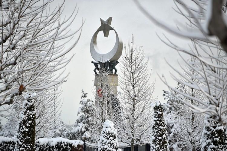 <p>Ankara'da yağan kar muhteşem manzaraların oluşmasına neden oldu.</p>
