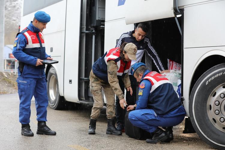 <p>Son günlerde Van'da terör örgütüne ait çok sayıda sığınağı imha eden, silah, mühimmat, patlayıcı ve yaşam malzemesi ele geçiren İl Jandarma Komutanlığı ekipleri, devriye faaliyetleri ve yol kontrolleri sırasında da kaçak avlanılan 165 kekliğin doğal yaşam alanlarına bırakılmasını sağladı.</p>
<p> </p>