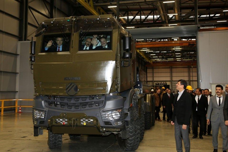 <p>Sanayi ve Teknoloji Bakanı Mustafa Varank, Mersin'de askeri üretim de yapılan fabrikada "Derman" adındaki, yüzde 70'i yerli üretim zırhlı askeri lojistik destek aracını kullandı.</p>

<p> </p>
