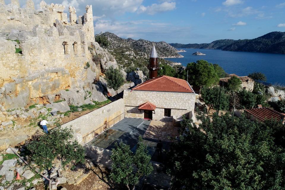 <p>Antalya Kekova'daki karadan bağlantısı olmayan 1. derece sit alanında yer alan tarihi Kaleköy Camisi'nin restore edilerek 77 yıl sonra ibadete açılmasıyla mahalle sakinleri namazlarını kılmak için artık teknelerle başka köylere gitmek zorunda kalmıyor.</p>