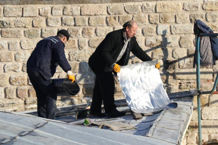 <p><strong>Cihan Padişahı Fatih Sultan Mehmet’in okulu yeniden ihya edildi </strong></p>
<p>Osmanlı Dönemi’nin en önemli eğitim kurumları arasında gösterilen ve Cihan Padişahı İstanbul Fatihi Sultan Mehmet Han’ın da eğitim gördüğü rivayet edilen Saatli Medrese'de restorasyon çalışmalarında sona gelindi. Mimar Müslihittin Ağa tarafından tarihi cami Üç Şerefeli Camii ile eş zamanlı olarak yapılan revaklı medresenin, 2019 yılında yine eğitim binası olarak kullanılması hedefleniyor.</p>