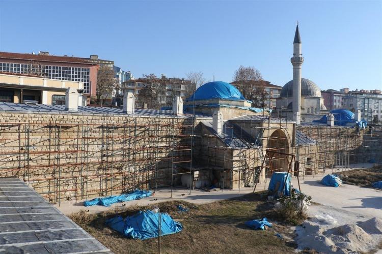 <p>Osmanlı Devleti’nin 92 yıl başkentliğini yapan kadim şehir Edirne’de tarihi yapılar Vakıflar Genel Müdürlüğü tarafından ihya edilmeye devam ediliyor. Osmanlı erken dönem ve İslam mimarisinin önemli eserlerinin yer aldığı tarihi şehir Edirne’de, Vakıflar Genel Müdürlüğünün 40 farklı projenin doğrudan temin, esaslı onarım, proje temini yaklaşık 43 milyon TL’lik dev bütçe ile hızla sürüyor. </p>
<p> </p>