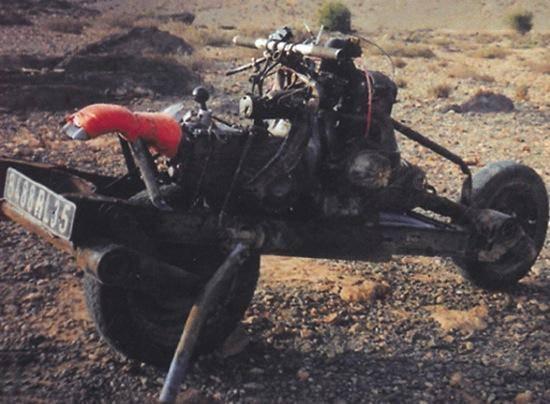 <p>Ve Leray, artık iş görmeyen arabasının parçalarını kullanarak geçici bir motosiklet yapmaya karar verdi</p>
<p> </p>