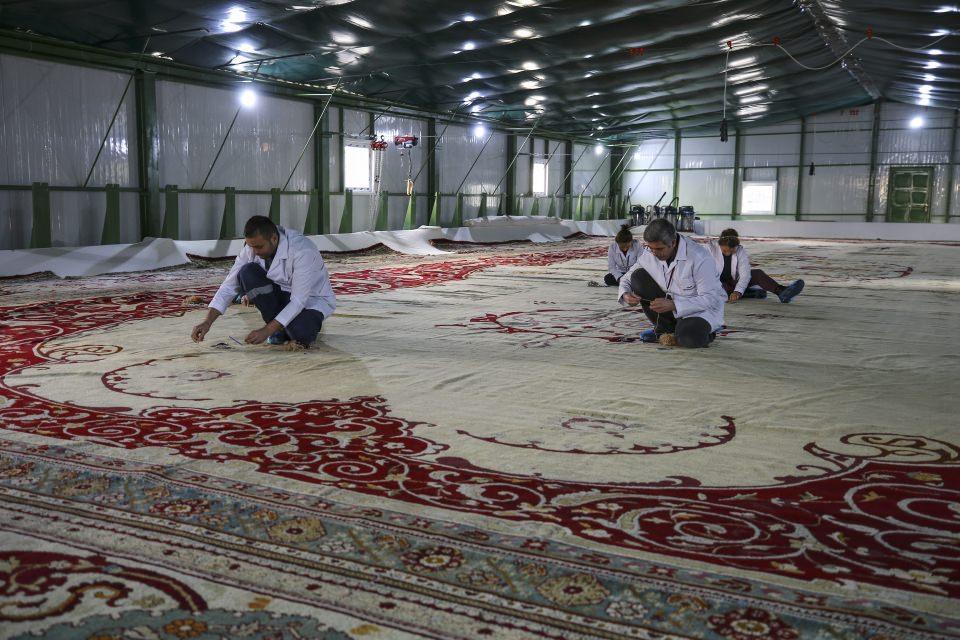 <p>Bu 3 tane madalyonun ortada büyüğü oval şekilli simetrik noktada her iki yanında dairesel şekilli madalyon vardır.</p>
