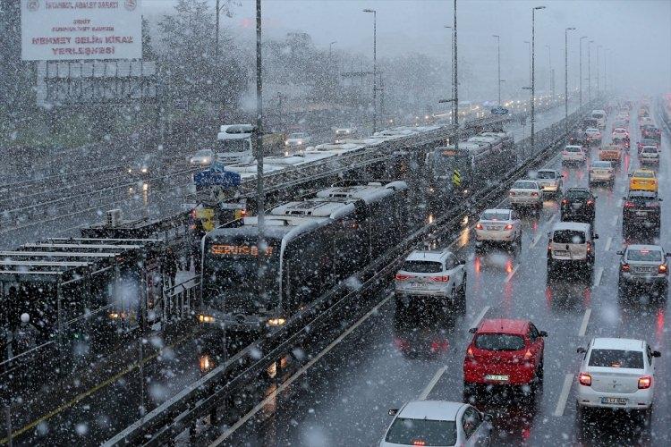 <p>Meteoroloji'den yapılan son değerlendirmelere göre, Türkiye'de soğuk ve yağışlı hava etkisini devam ettirecek. Marmara Bölgesi'nde kuvvetli rüzgar beklenirken fırtına alarmı verildi.</p>

<p> </p>

