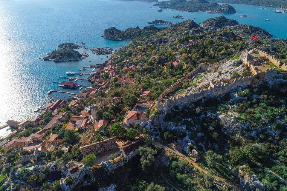 <p>Doğal güzellikleri ve tarihi kalıntılarıyla Akdeniz kıyılarına güzellik katan, yaz aylarında mavi tura çıkan binlerce turistin vazgeçilmez duraklarından 1. derecede arkeolojik sit alanı özelliğini taşıyan Kaleköy'ün sakinleri, camileri kapatılınca vakit namazlarını evlerinde, cuma ve bayram namazlarını ise yetişebildikleri ölçüde tekneyle ulaşım sağladıkları Üçağız'da kılmaya mecbur kaldı.</p>
<p> </p>