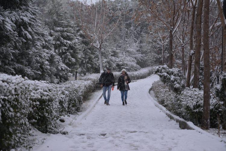 <p>SİVAS'TA İL GENELİNDE EĞİTİME KAR ENGELİ</p>

<p>Sivas'ta yoğun kar yağışı beklentisi nedeniyle yarın il genelinde ilk ve orta dereceli okullar tatil edildi. Valilikten yapılan yazılı açıklamada, il genelinde yoğun kar yağışı ve ani sıcaklık değişimi beklendiğinden, yarın ilk ve orta dereceli okullarda eğitime bir gün ara verileceği belirtildi.</p>

<p>Açıklamada, hamile ve engelli kamu personellerinin de izinli sayılacağı bildirildi.</p>
