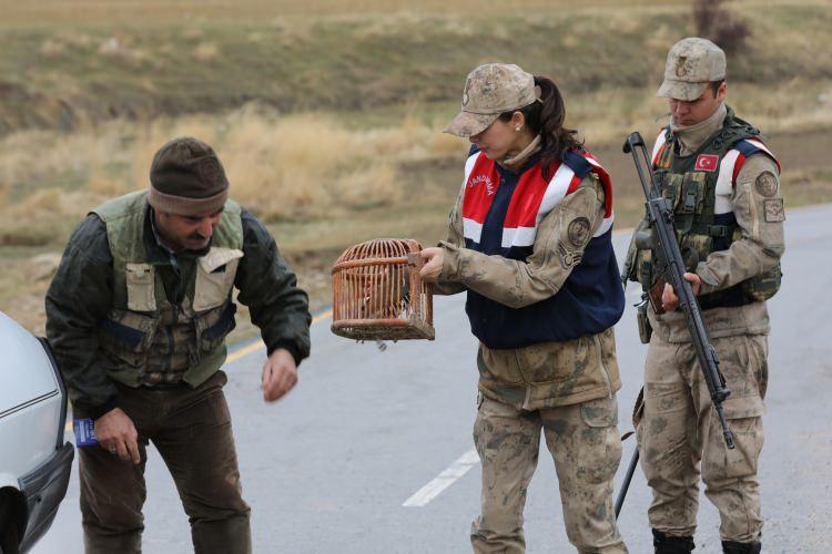<p><em>Bu konuda Doğa Koruma ve Milli Parklar Müdürlüğü ile iş birliği içinde çalıştıklarını ifade eden Ekmekçioğlu, şöyle devam etti:</em></p>
<p>"Bize güncel olarak avlama bölgelerinin haritaları, hangi dönemlerde avlama yapılacağı, avlamanın serbest olduğu kapsamlar, kaç kekliğe kadar avlamanın serbest olduğu gibi bilgiler alıyoruz. </p>