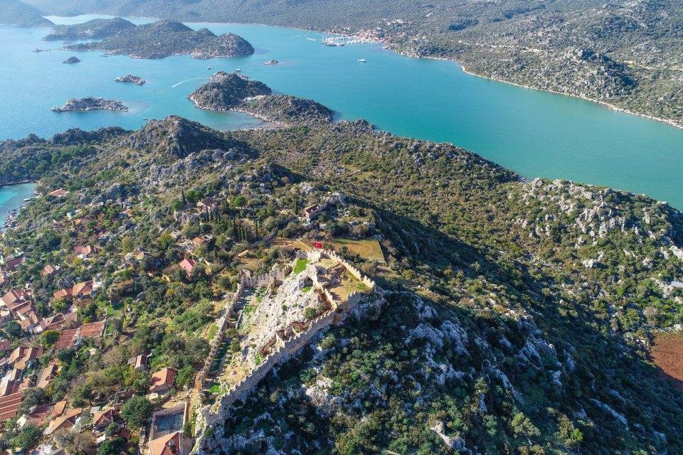 <p> Simena Antik Kenti'nde, Roma döneminde stoa (antik dönemde mimarisinde bir sokak ya da agoranın yanında yer alan, üstü kapalı, sütunlu galeriler) olarak kullanılan, daha sonra bir süre kilise ve ardından Osmanlı döneminde cami olarak kullanılan 2 bin yıllık vakıf eseri, 77 yıl önce kapatıldı. Caminin çatısı ve ahşap aksamı sökülerek Üçağız'da bir okul binasına aktarıldı. </p>
<p> </p>