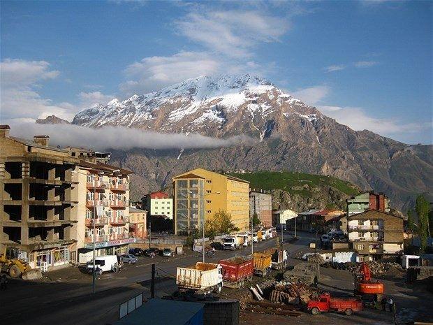 <p>Hakkari</p>
<p>GS: % 37<br />
FB: % 33<br />
BJK: % 21</p>