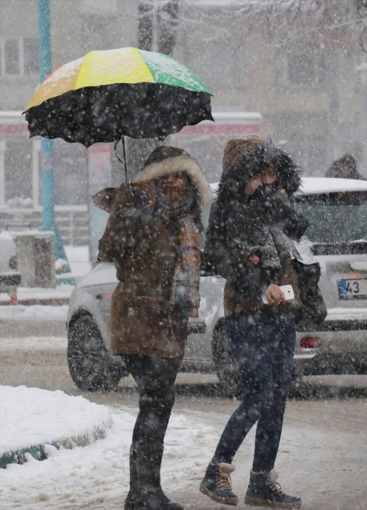 <p>Kar yağışı yurt genelinde etkisini göstermeye başladı. Yurdun dört bir yanı beyaza büründü. </p>
