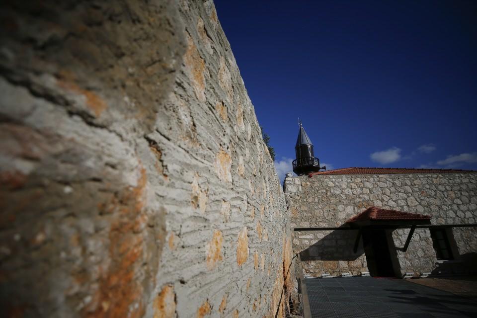 <p>Avludaki mozaik ve döşemeleri de koruyacak cam örtüyle camiye geçtik. Kaleköy'ün tarihi güzelliklerine uygun bir camiyi ibadete açtık. Ortaya müze cami formatı çıktı. Oraya giden vatandaşlar hem ibadetini yapacak hem de tarihi mekanı sanki bir müzeyi geziyor gibi ziyaret edecek. Bizim derdimiz orada üzüm yemek. Vatandaşın ibadet ihtiyacını gidermek istedik. Cenazesi olan insanların cenazesini deniz araçlarına koyup başka bir köye götürüp orada yıkatılması bu çağda olabilecek bir şey değildi. O köyde yaşayan vatandaşların dini ihtiyaçlarını giderebileceği, çocuklarını camiye götürüp dini bilgilerini öğrenebileceği çok şık bir camimiz oldu.' </p>