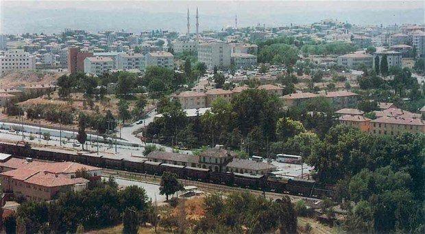 <p>Kırıkkale</p>

<p> </p>

<p>FB: % 34</p>

<p> </p>

<p>GS: % 32</p>

<p> </p>

<p>BJK: % 18</p>
