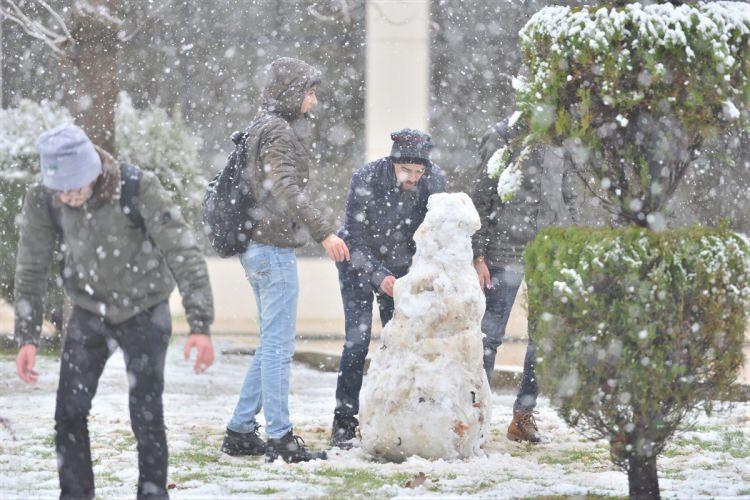 <p>ESKİŞEHİR SEYİTGAZİ'DE OKULLARA KAR TATİLİ</p>

<p>Eskişehir'in Seyitgazi ilçesinde etkili olan kar yağışı dolayısıyla eğitime 1 gün ara verildi. </p>

<p>Seyitgazi ilçe merkezinin yanı sıra köylerinde de etkili olan olumsuz hava koşulları nedeniyle okullar yarın tatil edildi. Seyitgazi Kaymakamlığı'ndan yapılan açıklamada, "İlçemiz genelinde yoğun kar yağışı ve olumsuz hava koşulları hakim olduğundan, ilk ve orta dereceği okullarda eğitim-öğretime 26 Aralık Çarşamba günü 1 gün süreyle ara verilmiştir" ifadelerine yer verildi.</p>
