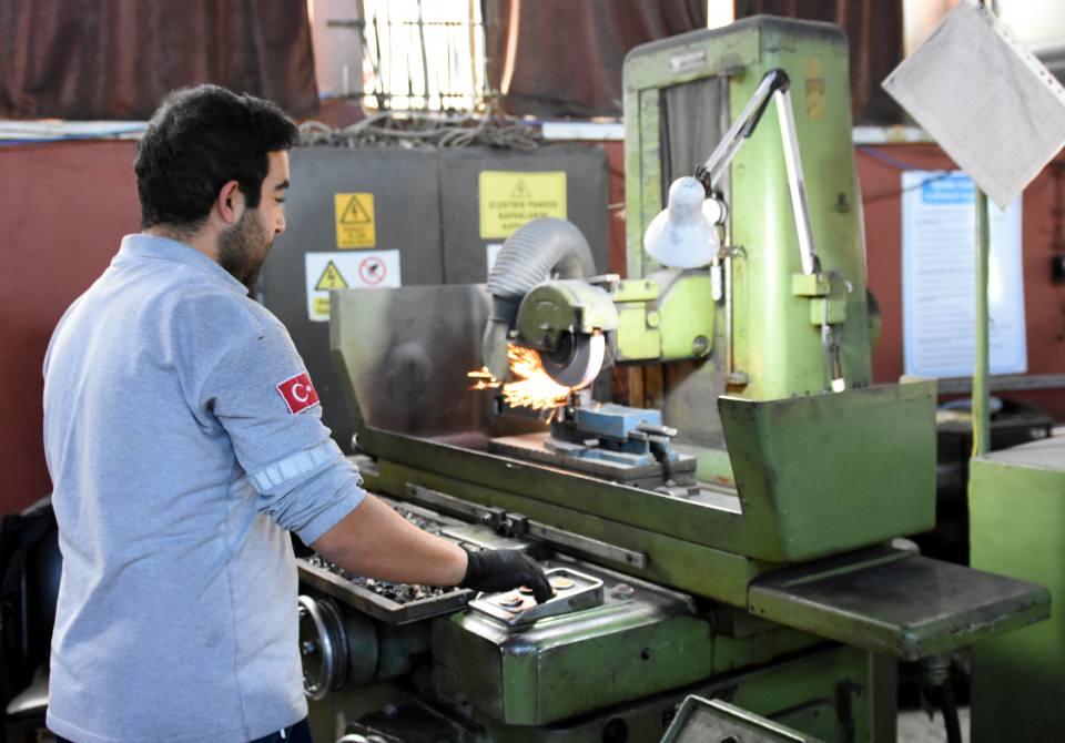 <p>Silah fabrikamızın yıllık üretim kapasitesi 20 ile 25 bin arası. Aldığımız tedbirlerle kapasitemizi 72 bine kadar çıkardık. 2018 yılında 72 bin silahı teslim edecek duruma geldik.</p>