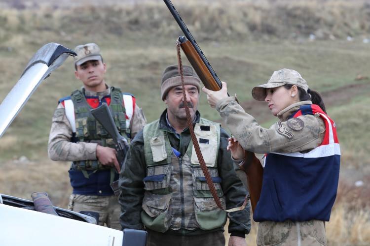 <p>Ekmekçioğlu, "İl Jandarma Komutanlığı olarak terör, kaçakçılık, uyuşturucuyla mücadele kapsamında yürüttüğümüz çalışmaların yanı sıra Van'ın doğal yaşamını da sahiplenen bir kurum olarak ön plana çıkıyoruz." dedi.</p>
<p> </p>
