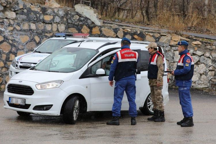 <p>"Doğal yaşamı korumak için çaba gösteriyoruz"</p>
<p>Gevaş İlçe Jandarma Komutanı Yüzbaşı Alper Ekmekçioğlu, AA muhabirine yaptığı açıklamada, İl Jandarma Komutanlığı olarak doğal yaşamın korunması konusunda büyük bir hassasiyet gösterdiklerini söyledi. </p>