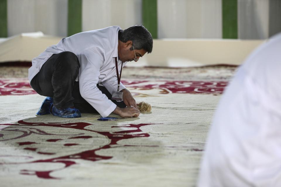 <p> Bunun için de Milli Saraylar İdaresi'nde mevcut olan uzman restoratörlerimizin titiz bir çalışmaları ile bu restorasyonları tamamlayacağız." bilgisini verdi.</p>