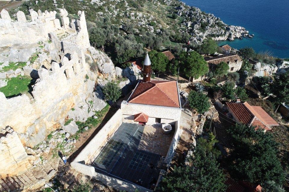 <p><strong>"Ortaya müze cami formatı çıktı"</strong></p>
<p>Köylünün caminin yeniden yapılmasına ilişkin başvurularının Kültür Varlıklarını Koruma Kurulunca hep reddedildiğine işaret eden Karaloğlu, şöyle konuştu:</p>
<p>"Vatandaş camiyi tekrar inşa etmek için teşebbüse geçtiğinde görünmez bir engel hep ona engel olmuş. Kuruldan ret kararları çıkmış. Vakıflar Müdürlüğü ile harekete geçip yeni bir proje hazırladık ve güçlükle de olsa kuruldan izin alıp camiyi restore ettik. Çalışma sırasında yapının Osmanlı dönemi öncesine ait hem Bizans hem de Roma dönemine ait kalıntılar bulduk. Avlusunda mozaiklerin, döşemelerin olduğu bir alanda ortaya çıktı. Tekrar proje değiştirildi. </p>