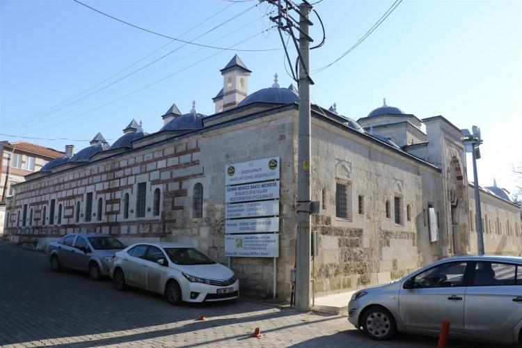 <p><strong>Ekmekçizade Kervansarayı esaslı onarımda </strong></p>
<p>Edirne’nin Ayşekadın Semti’nde bulunan ve semt adını da taşıyan Ekmekçizade Kervansarayı, ‘Dış Dükkanları 2015-2016 Yılları Restorasyon Uygulama Çalışmaları’ da tüm hızıyla devam ediyor. Ekmekçizade Ahmet Paşa tarafından 1609 yılında Sedefkar Mehmed Ağa ile Edirneli Mimar Hacı Şaban Ağa'ya yaptırılan ve dönemin padişahı Sultan I. Ahmet'e hediye edilen tarihi yapı, dönemin en önemli ticaret merkezleri arasında yer alıyor. </p>