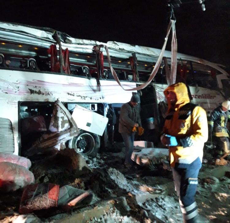 <p>Alınan bilgiye göre Kayseri istikametinden Ankara istikametine gitmekte olan 62 AR 671 plakalı otobüs, sürücüsünün direksiyon hakimiyetini kaybetmesi sonrası Akpınar ilçesini geçtikten sonra devrildi.</p>

<p> </p>

