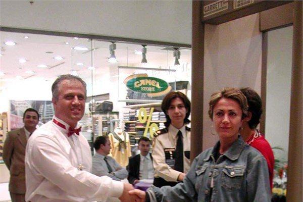 <p id="summary">Bursa'da bulunan bir alışveriş merkezinin yöneticileri 12 saatte 12 bin 972 müşterinin elini sıkıp, onlara ''hoşgeldiniz'' temennisinde bulunarak, Guinness Rekorlar Kitabı'na girmeye hak kazandılar.</p>