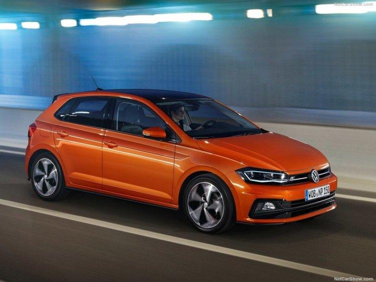 <p>Yeni Polo, Trendline donanımla birlikte birçok güvenlik sistemi sunacak. Şehir içi acil frenleme sistemi ve yaya takip sistemi giriş seviyesindeki Polo'da yer alacak. Sınıf standartlarının üstündeki adaptif hız sabitleme sistemi de Polo'nun opsiyonları arasında yer alıyor. Ayrıca kör nokta uyarı sistemi, yarı otonom park sistemi, anahtarsız giriş sistemi ve yine anahtarsız motor çalıştırma sistemi dikkat çeken özelliklerden.</p>
<p> </p>