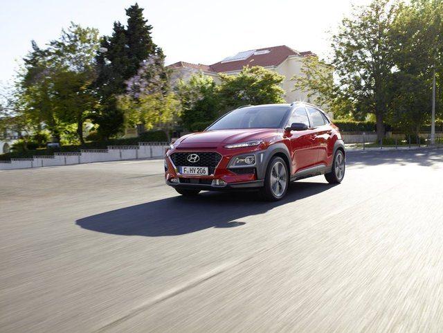 <p>Hyundai KONA, 4.165 mm uzunluğa, 1.800 mm genişliğe ve 1.565 mm yüksekliğe (tavan rafıyla) sahip. </p>

<p> </p>
