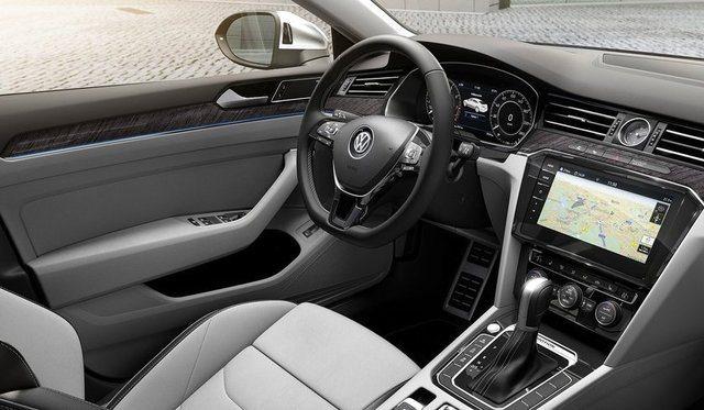 <p>Volkswagen Binek Otomobil Genel Müdürü Vedat Uygun, her ne kadar kesin rakam vermek istemese de markanın bu çarpıcı tasarıma sahip yeni otomobilinin yüzde 50'si üst düzey yöneticileri ve Anadolu kaplanlarına kiralanmak üzere filoya yüzde 50’si de bireysel kullanıcılara olmak üzere yılda yaklaşık 5 bin adet civarında satılmasını tahmin ettiklerini söylüyor.</p>

<p> </p>
