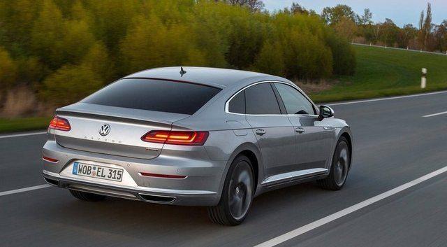 <p>Yeni Arteon'un 2.0 TDI SCR 150 BG DSG motor seçeneği Elegance donanımında 278 bin TL'den satışa sunulurken, 2,0 TDI SCR 240 BG 4Motion DSG motor seçeneği ise Elegance ve R-Line donanımlarında 309 bin TL anahtar teslim fiyatıyla alınabiliyor.</p>
