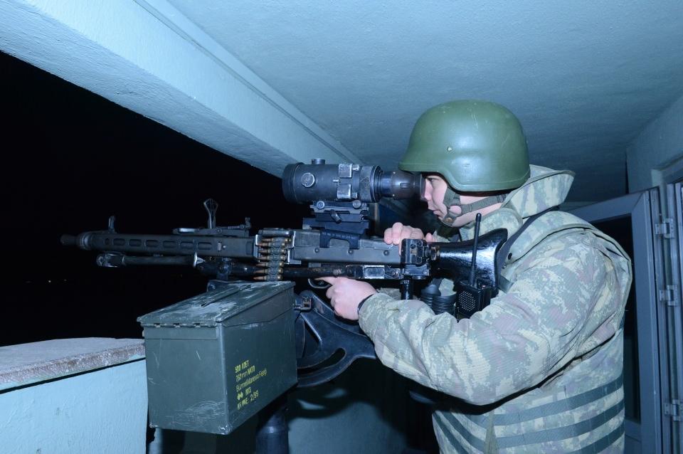 <p>Piyade Uzman Çavuş Fatih Özcan ise "Hudutta görev yapmak herkese nasip olmaz, bu zorlu görevde hudutta görev yapmaktan gurur ve mutluluk duyuyorum." dedi. </p>
<p> </p>