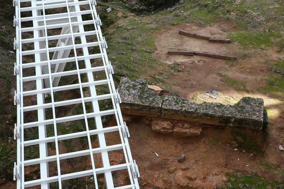 <p>Mezar yapıları ortaya çıktığında bölgenin birinci derece arkeolojik sit alanı ilan edildiğini anlatan Şengül, bölgenin 2 bin 500 yıllık bir geçmişi barındırdığını, kazılarda MÖ 4. yüzyılın sonuna kadar eserlerin bulunduğunu dile getirdi. </p>
<p> </p>