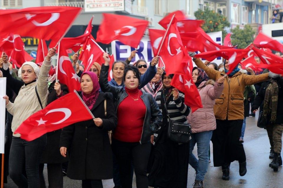 <p>Büyükşehir Belediye Başkanı Kocamaz, törende yaptığı konuşmada, Mustafa Kemal Atatürk'ün önderliğinde vatanın her yerinde hareketlenen milli mücadele ruhunun Çukurova'da da can bulduğunu belirterek, "97 yıl önce bugün ilimizi düşmanlardan temizleyerek bizlere bu kutlu bayram gününü yaşatan şanlı Kuvayımilliye saflarında mücadele veren ecdadımızı minnet ve şükran duygularıyla yad ediyorum." dedi.</p>
<p> </p>