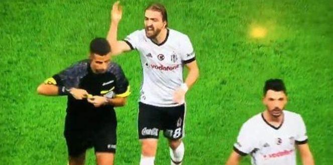 <p>2017'de Asena Erkin ile boşanmasıyla gündeme gelen Beşiktaşlı futbolcu Caner Erkin, Spor Toto Süper Lig’de 23 Ekim 2017'de Beşiktaş ile Medipol Başakşehir arasında gerçekleşen maçta, kendisine sarı kart gösteren hakem Mete Kalkavan'a küfrettiği iddiasıyla soruşturuldu.</p>

<p> </p>
