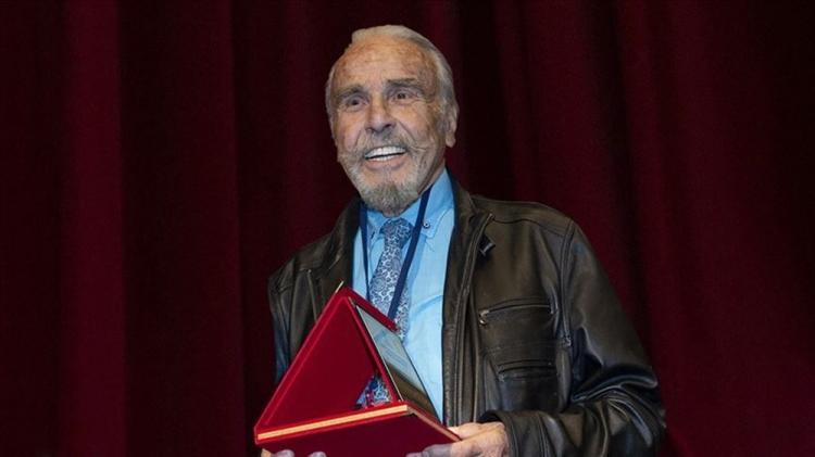 <p><strong><span style="color:#800080">ÖZDEMİR NUTKU</span></strong></p>
<p>Türk tiyatrosunun akademik yüzlerinden olan sanatçı Prof. Dr. Özdemir Nutku, kalp yetmezliği sebebiyle 88 yaşında hayatını kaybetmiştir.</p>