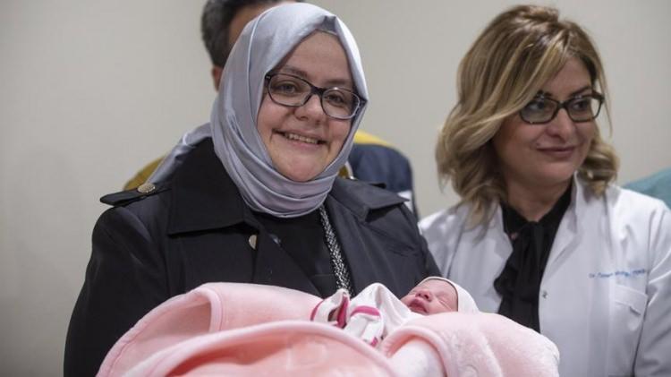 <p><strong>ANKARA</strong></p>

<p>Aile, Çalışma ve Sosyal Hizmetler Bakanı Zehra Zümrüt Selçuk, Ankara'daki yeni yılın ilk bebeklerinden olan<strong> "Hilal Nur"</strong>a altın taktı.</p>
