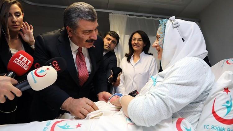 <p><strong>İSTANBUL</strong></p>

<p>Sağlık Bakanı Fahrettin Koca, İstanbul'daki 2019'un ilk bebeği <strong>Muhammed Ali</strong>'yi ziyaret etti.</p>

<p> </p>
