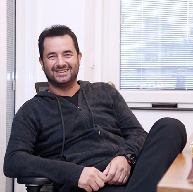 <p>Acun Ilıcalı, Fox TV yönetimini ve yapımcı şirketi Yemekteyiz formatını taklit etmekle suçladı. Taraflar arasında polemik büyüyünce, süreç yargıya taşındı.</p>
