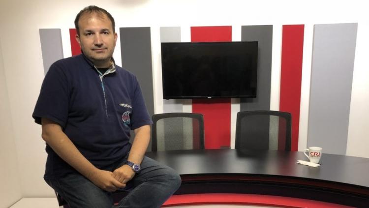 <p>Ünlü radyocu Michael Kuyucu, Twitter'den şarkıcı Alpay'ın Gitme şarkısını paylaşıp Murat Dalkılıç hakkında bir dizi tweet attı. Kuyucu, Dalkılıç'a yorumculuk öğrenmesini söyleyip çıktığı yayınlarda goy goy yaptığını iddia etti. Dalkılıç ise bu duruma sinirlenip aynı portal üzerinden Kuyucu'ya, sen çok oldun artık sözleriyle tepki gösterdi.</p>