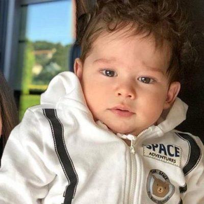 <p>Fahriye Evcen ve Burak Özçivit'in oğulları Karan, dünyaya geldi. Evcen, oğlunun fotoğrafını geçtiğimiz haftalarda ilk kez paylaştı. Karan Bebek, yakışıklı bulunarak sosyal medyanın gündemine oturdu.</p>
