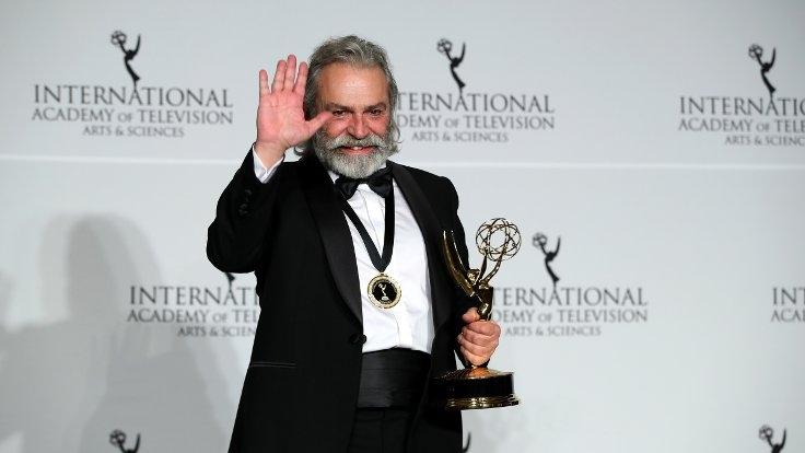 <p>Usta aktör Haluk Bilginer, rol aldığı internet dizisi Şahsiyet'teki rolüyle, Emmy ödüllerinin Uluslararası kolu IEMMY'den En İyi Erkek Oyuncu ödülünü kazandı. Bilginer, bu başarısıyla sanat alanında milli bir gurur yaşattı.</p>