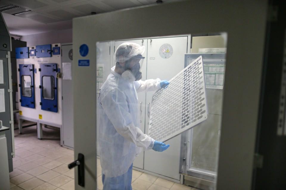 <p>Olayların aydınlatılması için "iz süren" ekipler, toplanan delilleri laboratuvar ortamında değerlendirerek, terör saldırıları, cinayet, hırsızlık, yaralama ve tecavüz gibi olayları aydınlatmak için çalışma yürütüyor. Çalışmalar sonucu tespit edilen parmak izleriyle, birçok suçun failine kısa sürede ulaşılıyor. </p>
<p> </p>