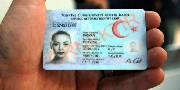 <p>Yeni çipli kimlik kartı başvurusu devam ediyor. Yeni nesil nüfus cüzdanı yerine geçecek olan çipli kimlik kartı, online randevu sistemi aracılığıyla sıra beklemeden alınabiliyor.</p>

<p> </p>
