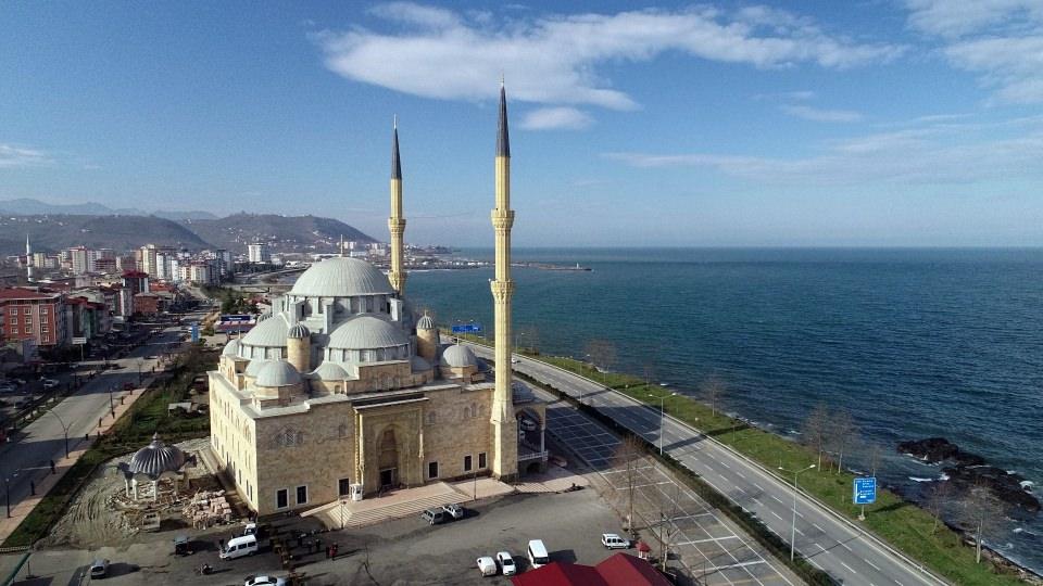 <p>Bulancak ilçesinde 1987'de temeli atılarak imece usulüyle uzun yıllar sonra tamamlanan cami Karadeniz Sahil Yolu kenarında yer alıyor.</p>
<p> </p>